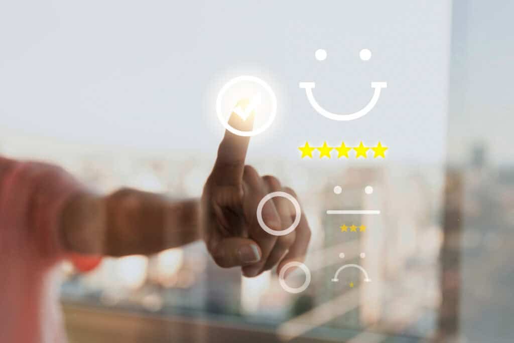 Main sélectionnant un avis 5 étoiles