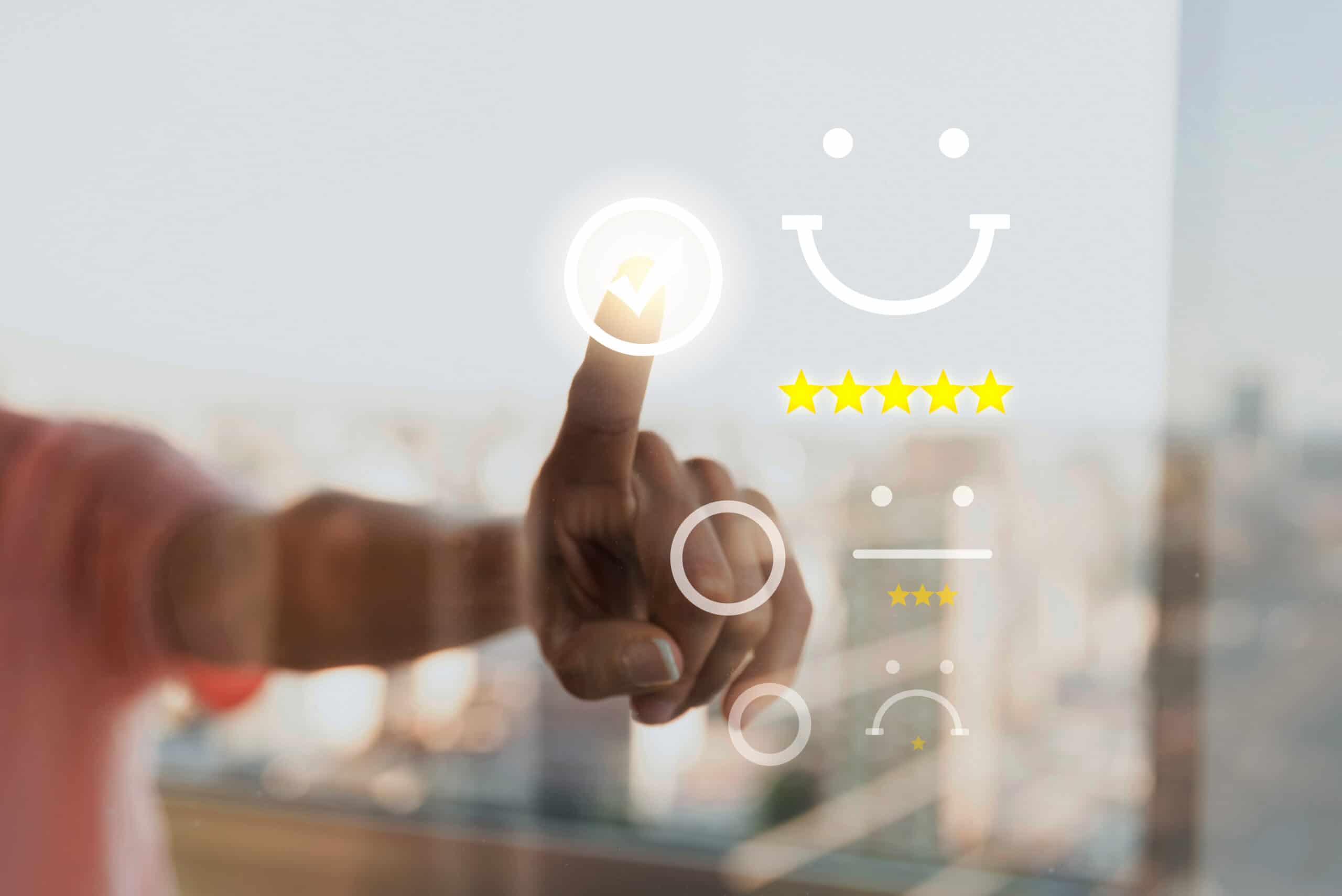 Main sélectionnant un avis 5 étoiles