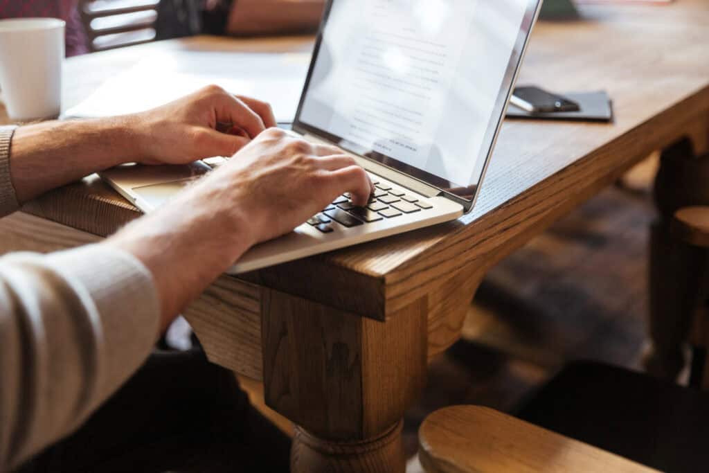 collègues concentres assis au bureau dans un espace de coworking rédigeant des mentions légales pour un site ecommerce