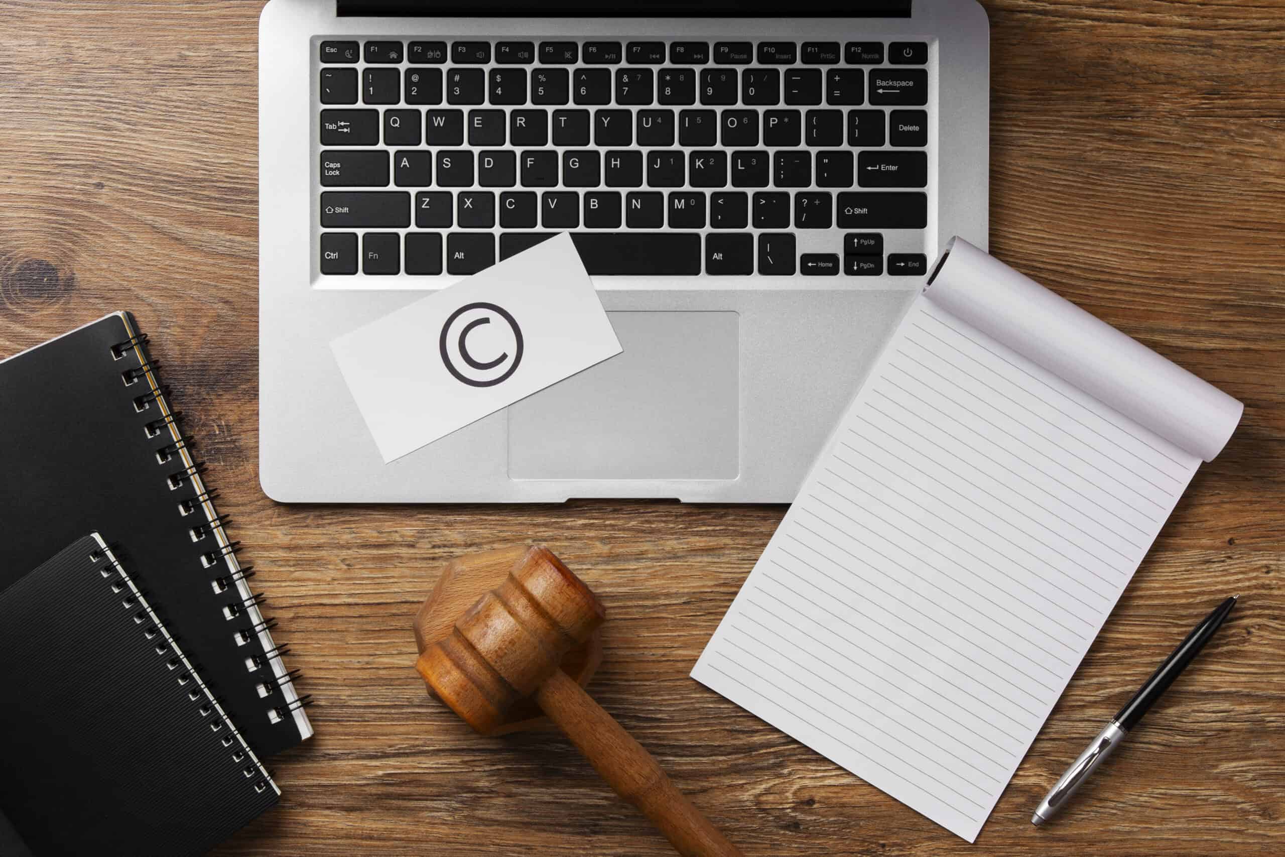 Marteau de juge, symbole copyright et ordinateur portable