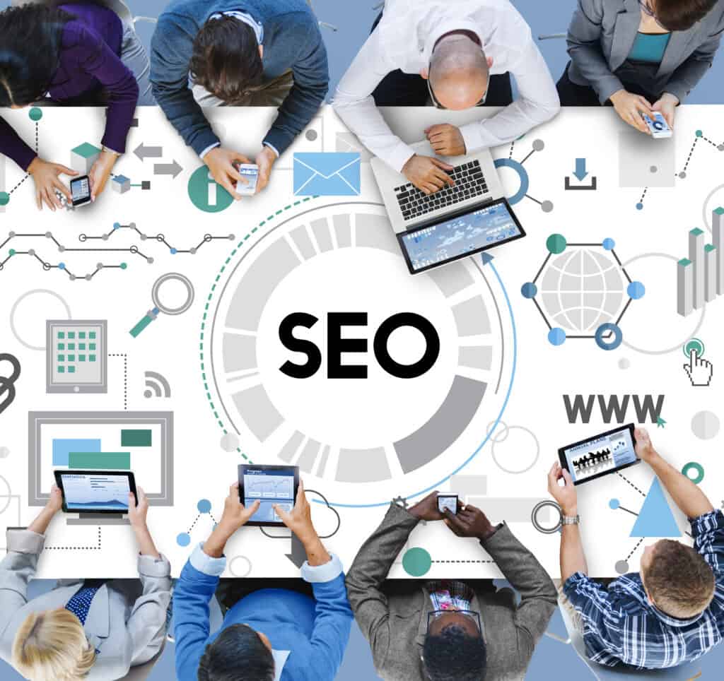 Illustration du référencement naturel SEO avec équipe autour d’ordinateurs