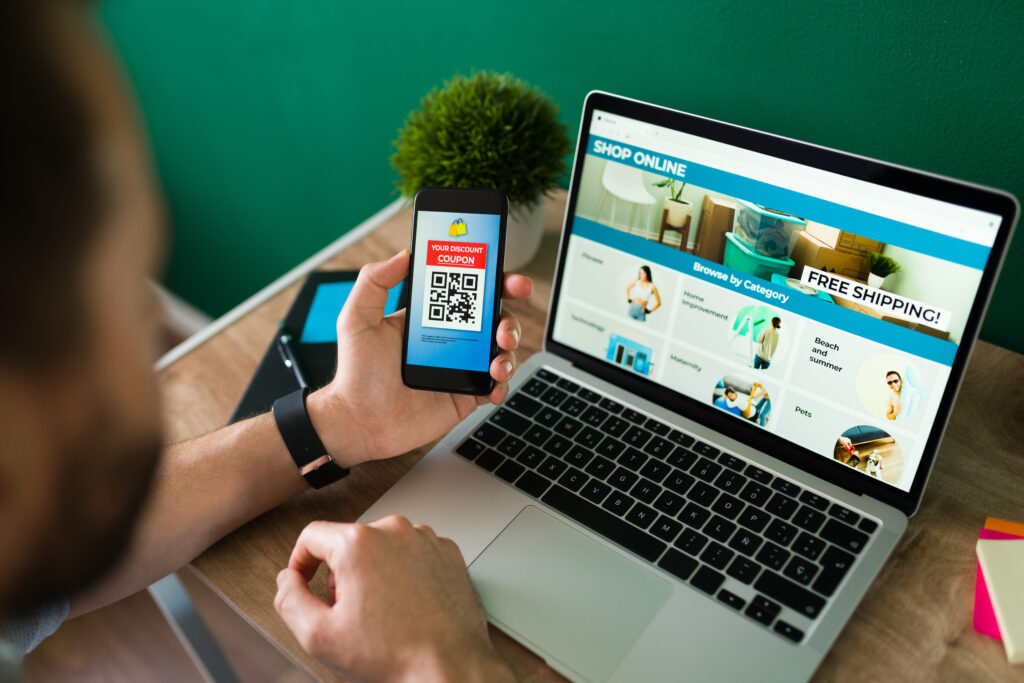Achat sur une boutique en ligne depuis un smartphone et un ordinateur portable