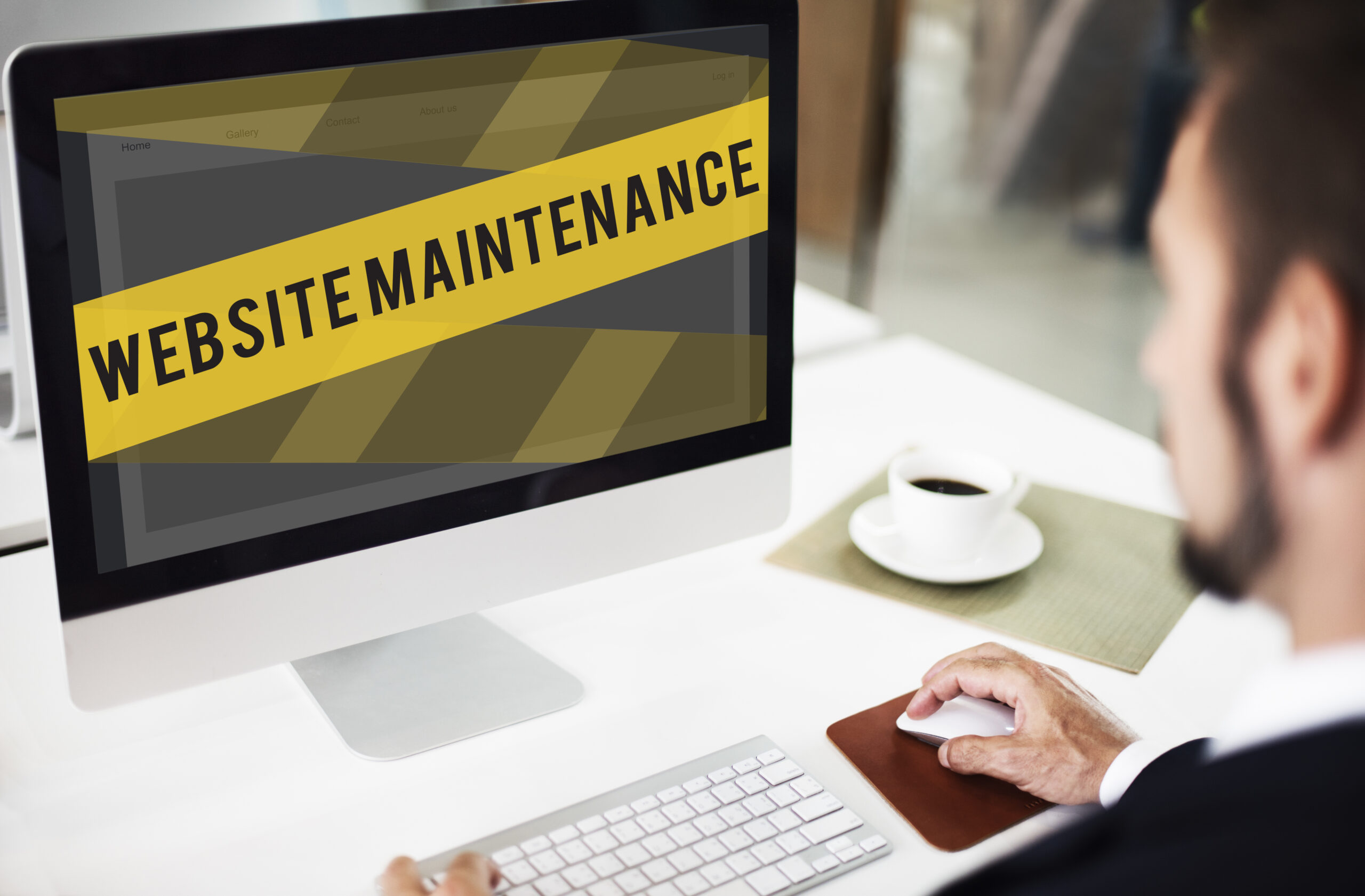 Écran affichant « Website maintenance » devant un développeur