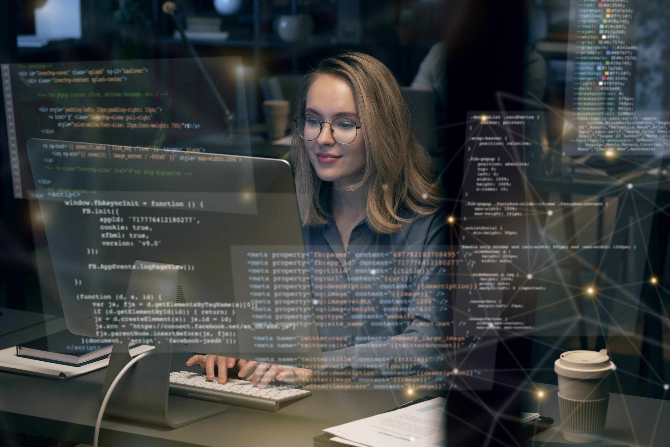 Développeuse web travaillant devant des écrans de code