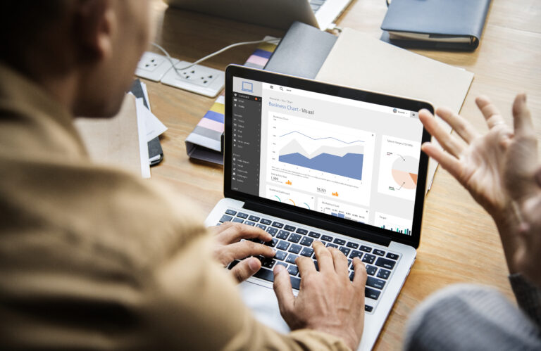 Consultants analysant un rapport d’audit SEO technique sur un ordinateur portable
