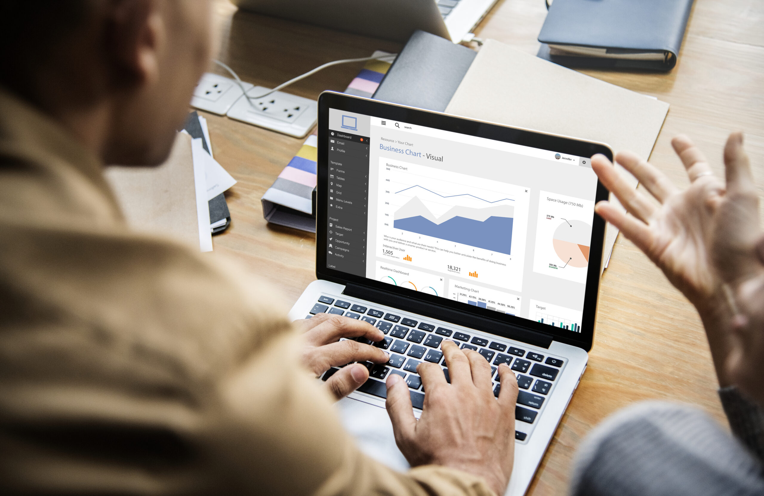 Consultants analysant un rapport d’audit SEO technique sur un ordinateur portable